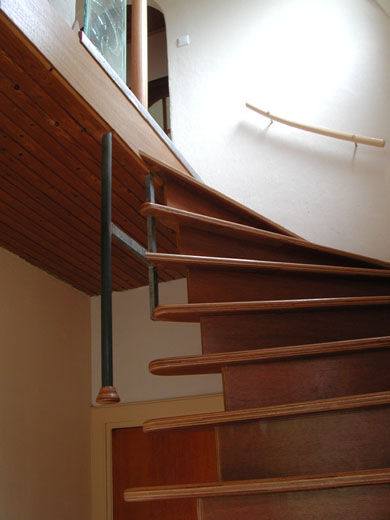 Fonkelnieuw Renovatie van een hal: Een nieuwe trap en kapstok. GH-04